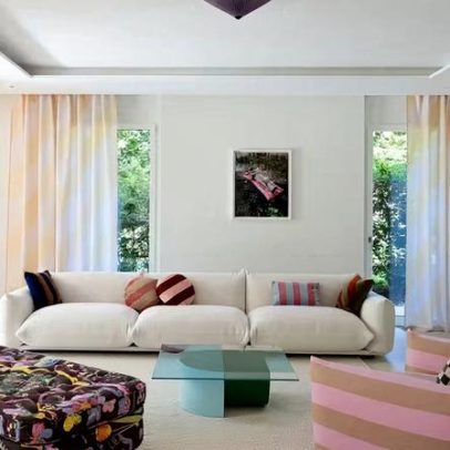 Apartamento sem graça na Suíça ganha vida com cores e peças escultóricas