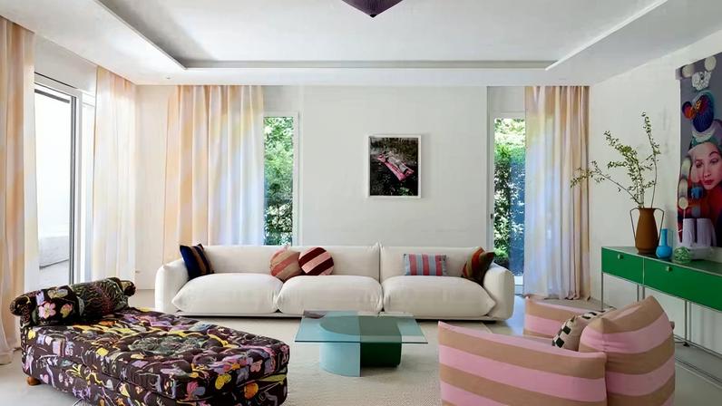 SALA DE ESTAR | Destaque do ambiente, o divã 775, design de Joseph Frank, da Svenskt Tenn, foi combinado com as listras das cortinas, das almofadas e da poltrona Marenco, do italiano Mario Marenco, que assina também o sofá, para a Artflex. Mesa de centro escultural Composition III, em madeira e vidro, da Nortstudio — Foto: Kristina Nikishina/Divulgação