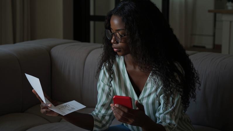 A leitura cuidadosa de contratos bancários ajuda a evitar juros abusivos