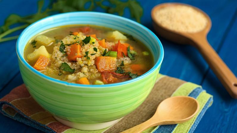 Sopa de quinoa com legumes