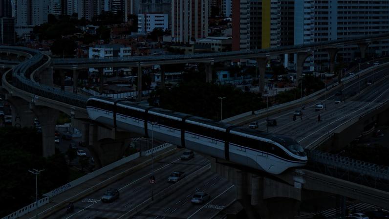 Trem da linha 17-ouro circula suspenso sobre as avenidas da zona sul de São Paulo. (Foto: Divulgação/Metrô SP)