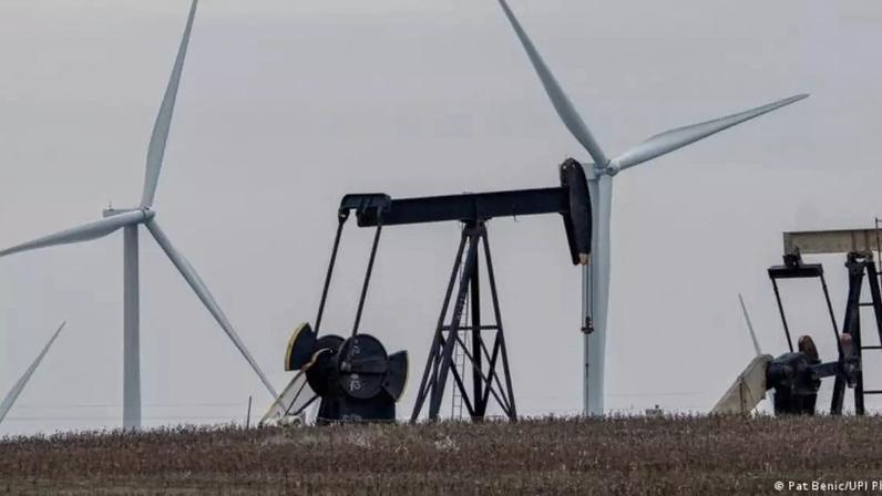Turbinas eólicas e poços de petróleo no Texas. China e EUA apostam em caminhos diferentes
