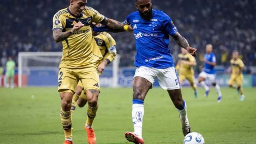 O lateral Kaiki Bruno consegue escapar da marcação de Ascacibar no duelo entre Cruzeiro e Boca Juniors, nesta terça-feira, no Mineirão. Mas no fim deu a Raposa.