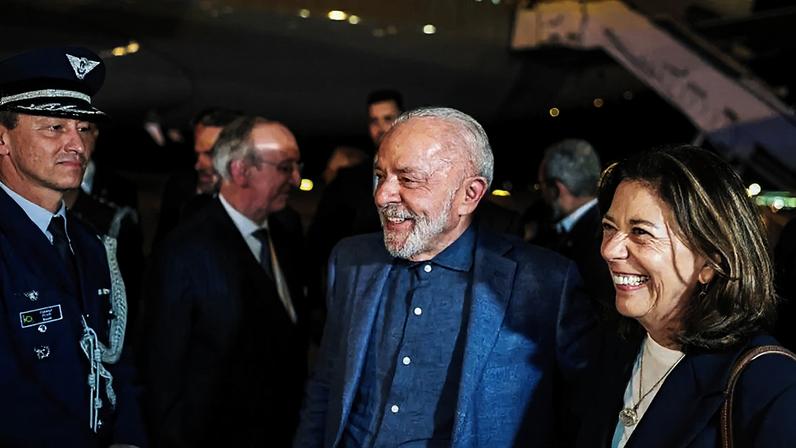 Presidente Lula chegando em Barcelona. Ao fundo um avião.