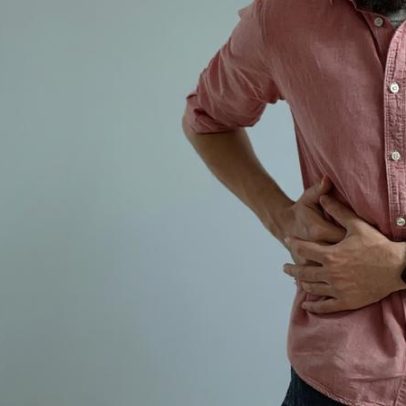 Dor abdominal pode indicar pedra na vesícula, não ignore sinais
