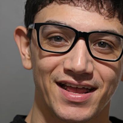 Brayan, adolescente, enfrenta luta por tratamento médico
