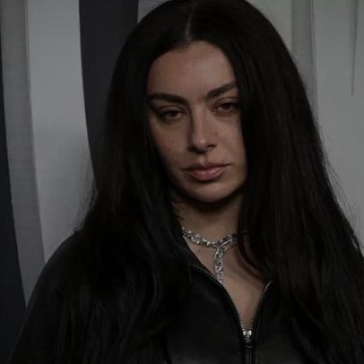 Charli XCX anuncia reinvenção do rock em novo álbum