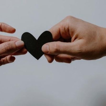 Significado da expressão "Love Keeps No Record of Wrongs" e suas implicações