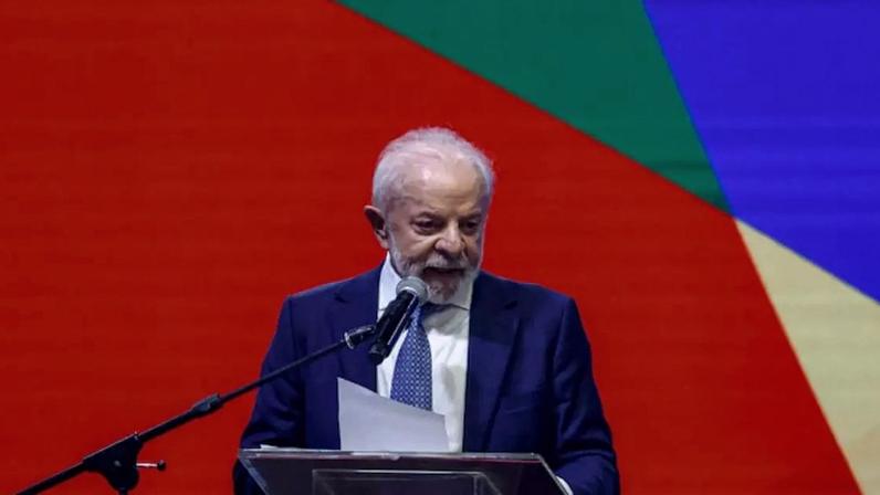 Lula diz que governo vai 'trabalhar muito' para regular plataformas que 'causem dano à democracia'