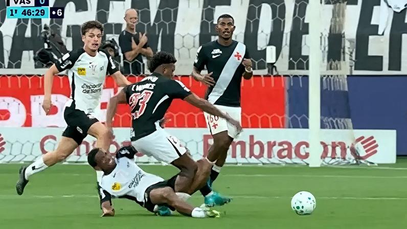 Thiago Mendes reclamou da arbitragem –