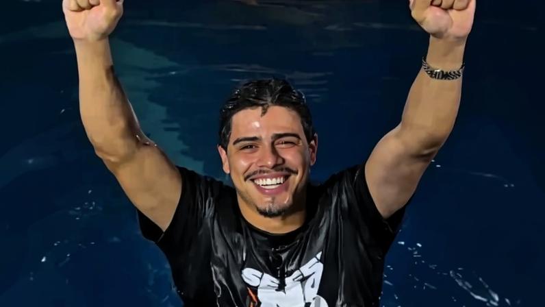 Irmã orou por anos pela conversão do irmão e ele é batizado