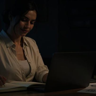 Segredo da mulher que sorri ao esperar o futuro
