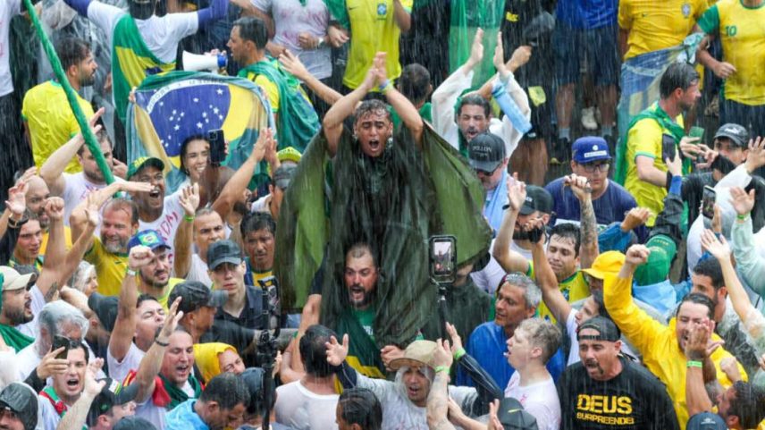 O deputado federal brasileiro Nikolas Ferreira gesticula entre apoiadores do ex-presidente Jair Bolsonaro durante uma marcha em Brasília, em 25 de janeiro de 2026.