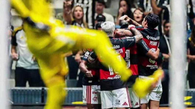 Foto: Gilvan de Souza - Legenda: Flamengo arrasa o Atlético em plena Arena MRV: 4 a 0 / Jogada10