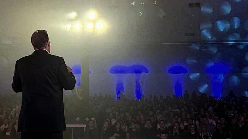 Joel Engel ministrando no Alinhamento Profético 2026. (Foto: Ministério Engel)