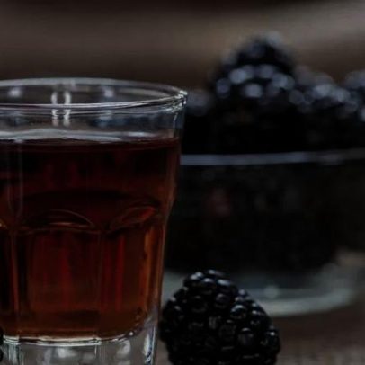 Chá de amora e outras soluções caseiras podem aliviar sintomas da menopausa