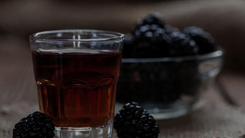 Entenda o efeito do chá de amora nos sintomas da menopausa