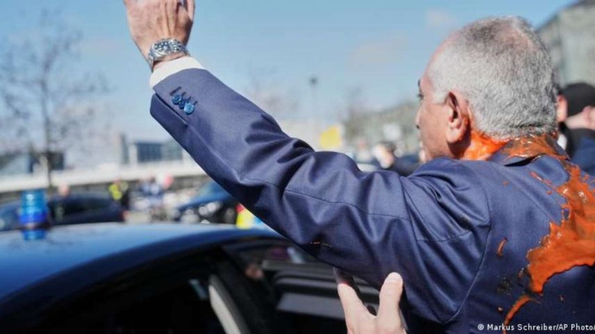Reza Pahlavi, filho do último xá do Irã, foi atingido por um líquido vermelho nesta quinta-feira (23/04), enquanto caminhava pelas ruas de Berlim após uma coletiva de imprensa.