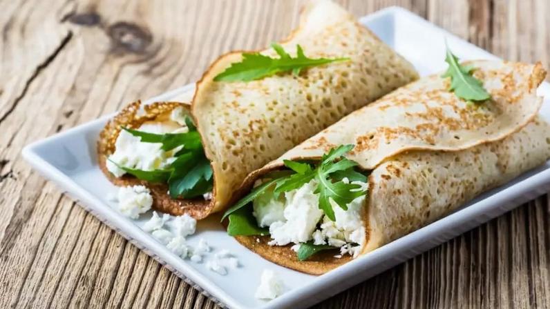 Crepioca recheada com tofu e rúcula