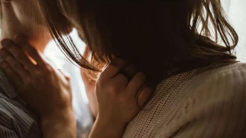 Beijar de olhos abertos pode ter diferentes significados; entenda o que especialistas dizem sobre o comportamento e seus impactos