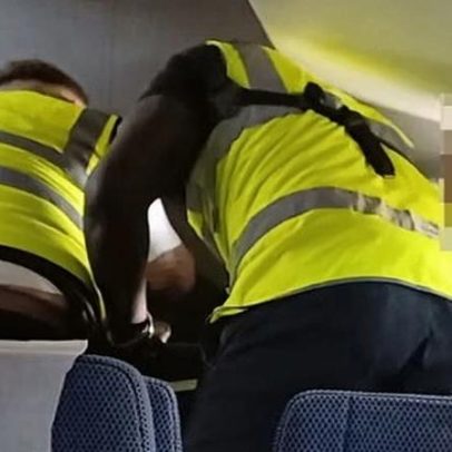 Briga brutal em avião expõe política de deportação do Reino Unido
