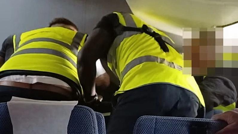 Briga brutal em avião expõe política de deportação do Reino Unido