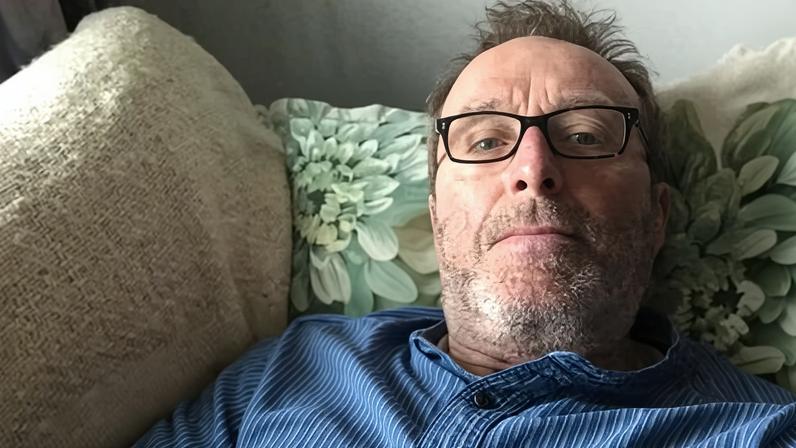 Gato Benny, que entrou na sacola de compras, compartilhou banhos