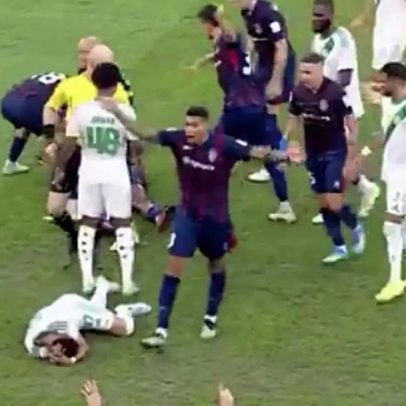 Lance violento deixa jogador desacordado durante jogo da Champions Asiática