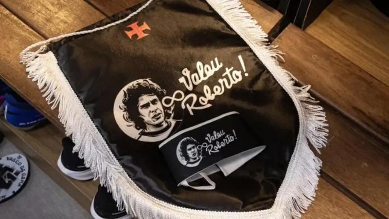 Flâmula e faixa do Vasco em homenagem para Roberto Dinamite