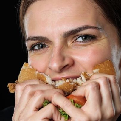 Fome física ou emocional: como distinguir entre corpo e emoções