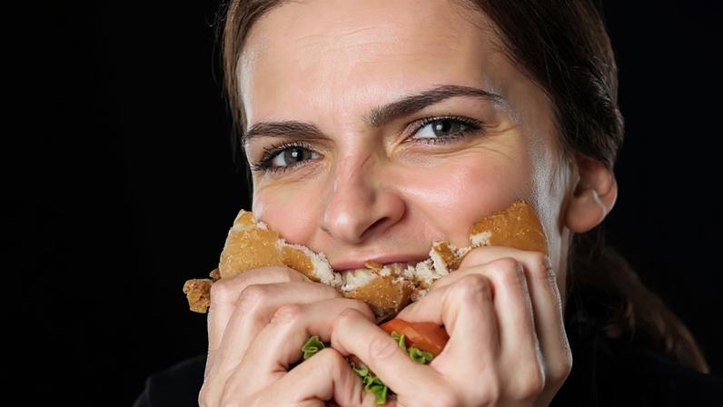 A fome emocional costuma aparecer de forma repentina, muitas vezes logo após um evento estressante ou um gatilho emocional, como uma discussão, um dia de trabalho intenso ou uma sensação de solidão – depositphotos.com / VadimVasenin