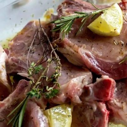 O verdadeiro motivo de usar limão na carne de porco vai além do tempero