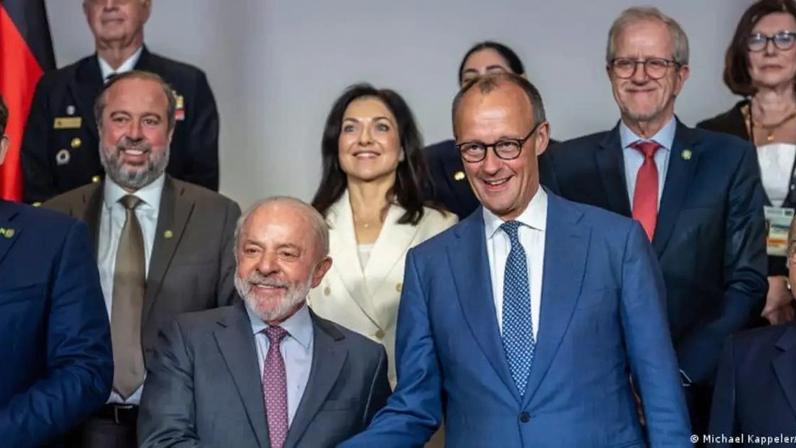 Lula e Merz ao lado de ministros da Alemanha e do Brasil após reunião em Hannover