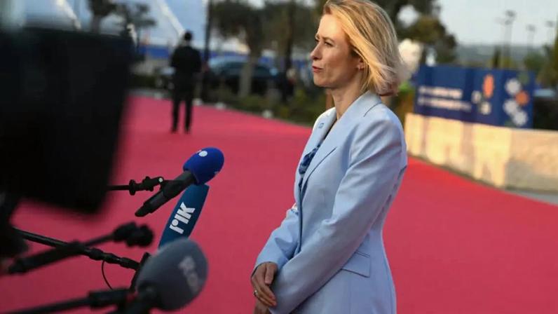 A chefe da diplomacia da União Europeia, Kaja Kallas, fala com jornalistas na chegada para uma reunião informal do Conselho Europeu, em Ayia Napa, a 23 de abril de 2026.