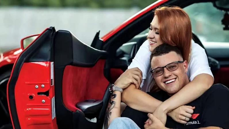 Sofia Liberato celebra aniversário do marido e ostenta Ferrari de R$ 2,5 milhões