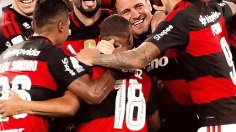 Jogadores do Flamengo comemorando vitória
