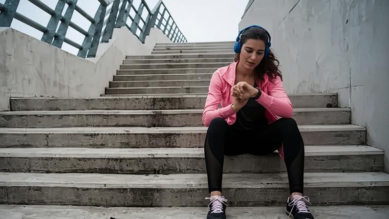 Descer escadas é uma das formas mais acessíveis de praticar exercício excêntrico sem precisar de academia
