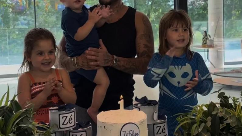 Zé Felipe ganha 'parabéns' ao lado dos filhos