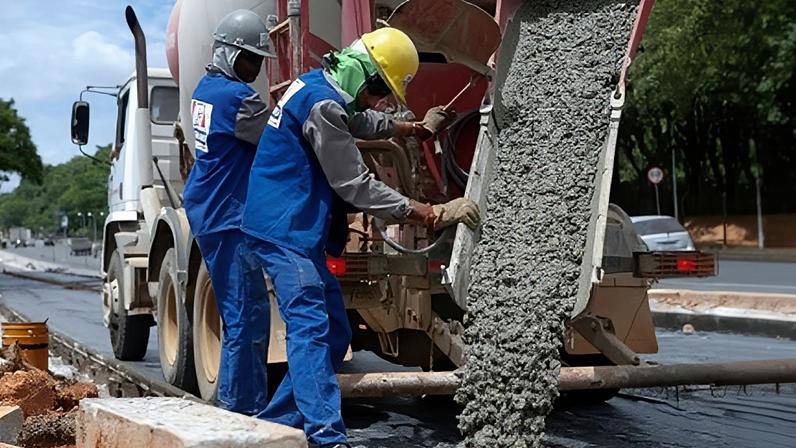 Homens trabalhando com cimento: em comparação a 2020, o índice subiu 8,49 pontos. É a maior taxa anual desde 2013.