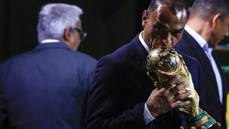 Cafu como o troféu da Copa do Mundo