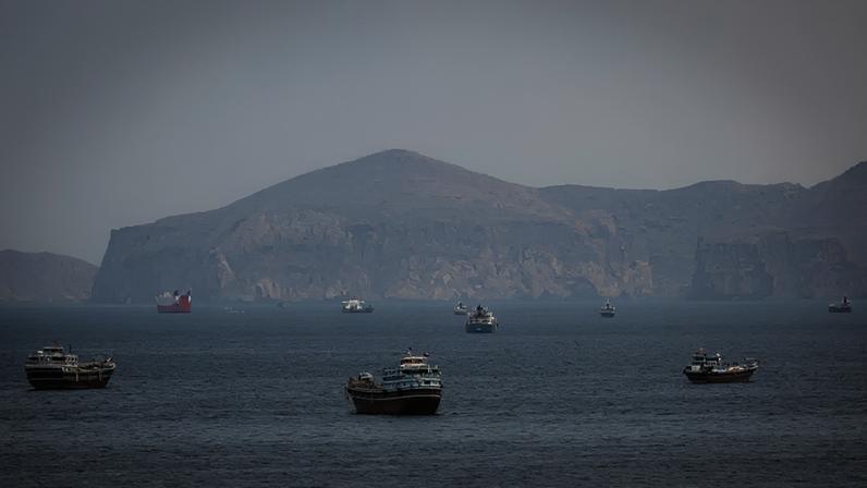 Navios no Estreito de Ormuz, em 22 de abril de 2026.