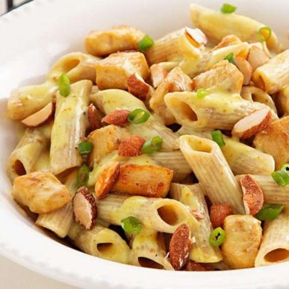 Penne cremoso com frango ao curry destaca prato indiano saboroso