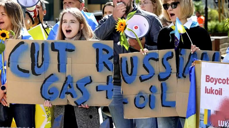 Manifestantes ucranianos exigem um embargo ao petróleo russo durante um protesto em frente às instituições da UE, antes de uma reunião extraordinária de líderes europeus, em Bruxelas, em 30 de maio de 2022.
