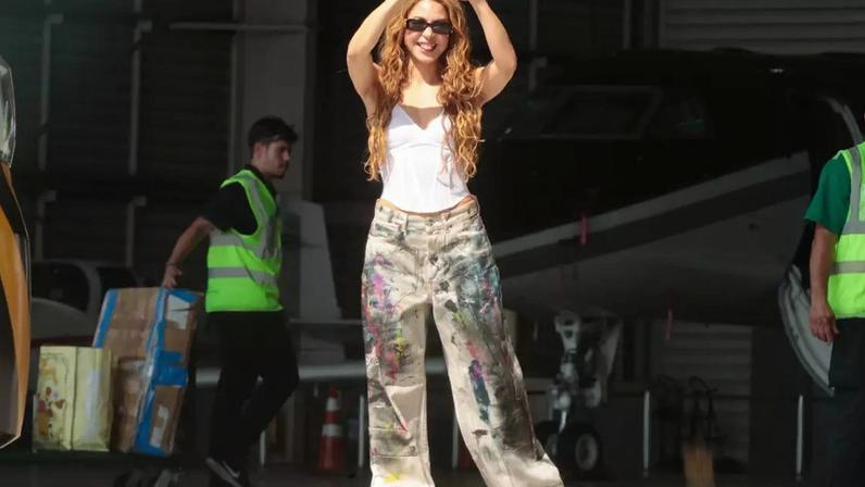 Shakira manda coração para os fãs brasileiros em sua chegada ao RJ