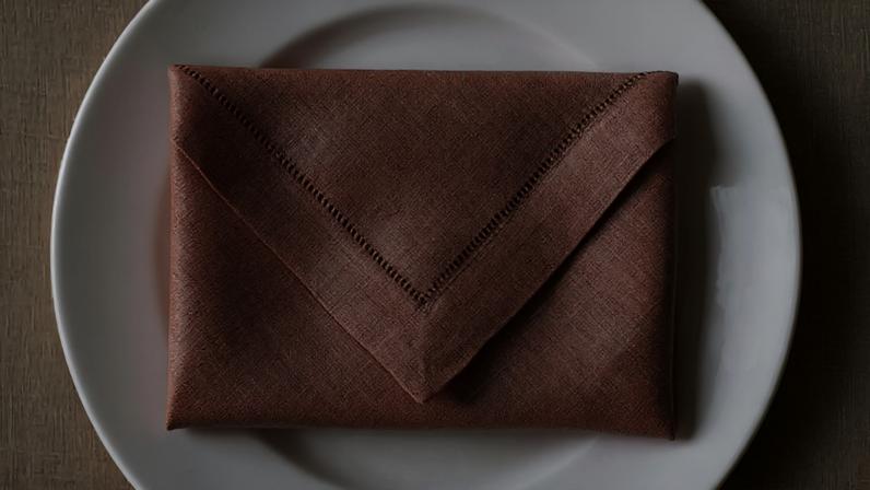 Montar uma mesa posta charmosa faz toda a diferença em momentos especiais. O detalhe final costuma ser o tecido ou o papel sobre o prato. Aprender formas criativas de dobrar guardanapos é o segredo para impressionar seus convidados.