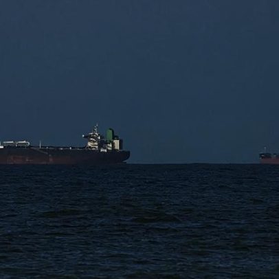 EUA abordam navio com petróleo iraniano; Trump autoriza ataques a minas em Ormuz