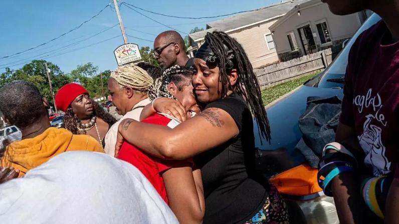Os incidentes parecem estar relacionados à violência doméstica, e algumas das vítimas eram parentes do suspeito