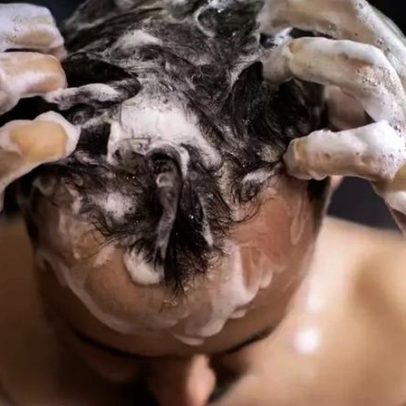 Queda de cabelo no chuveiro: o que é normal e quando se preocupar