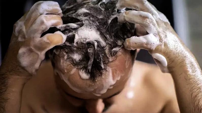 Queda de cabelo no banho – depositphotos.com / taborov