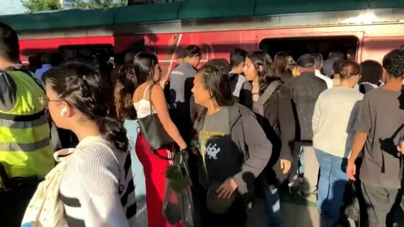 Falha provoca transtorno para passageiros na Linha 9–Esmeralda.